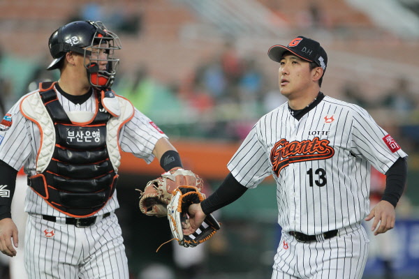 뒤로 넘어가는 타구를 절묘하게 잡아내는 황재균 선수